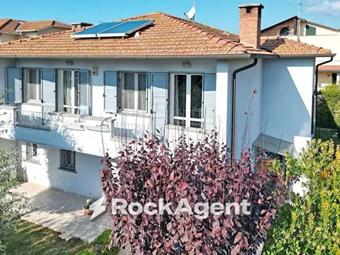 Casa con 5 locali in vendita in Cecina