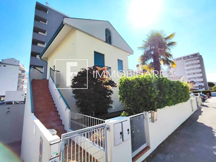 Appartamento trilocale in vendita in Vicolo Via Mameli, Jesolo