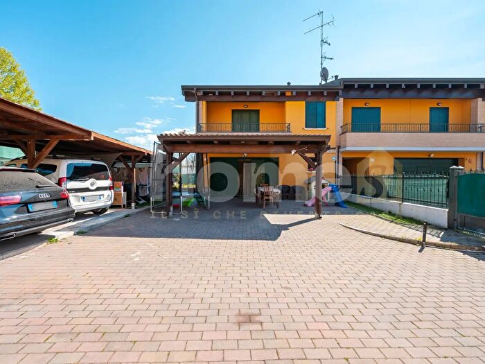 Casa con 6 locali in vendita in Via G Marconi, Cadelbosco Di Sopra