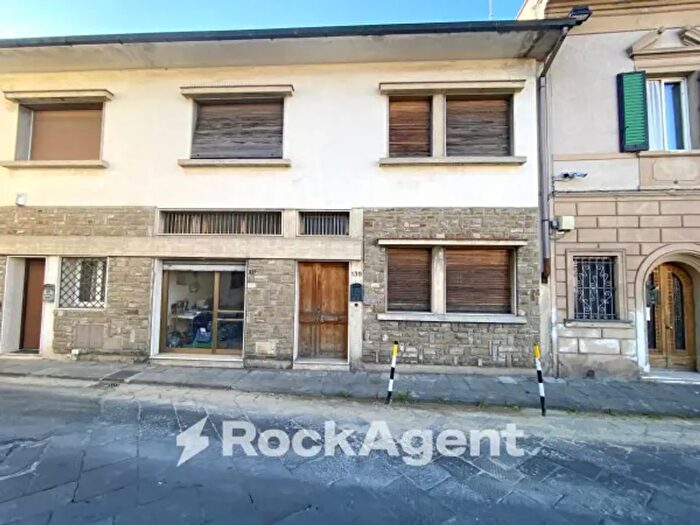 Casa con 6 locali in vendita in Via di Peretola, Firenze