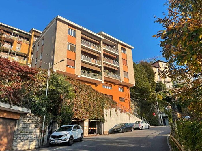 Appartamento trilocale in affitto in Via per Brunate, Garzola, Como