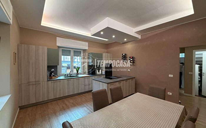 Appartamento quadrilocale in vendita in Piazzale Anna Frank, Como