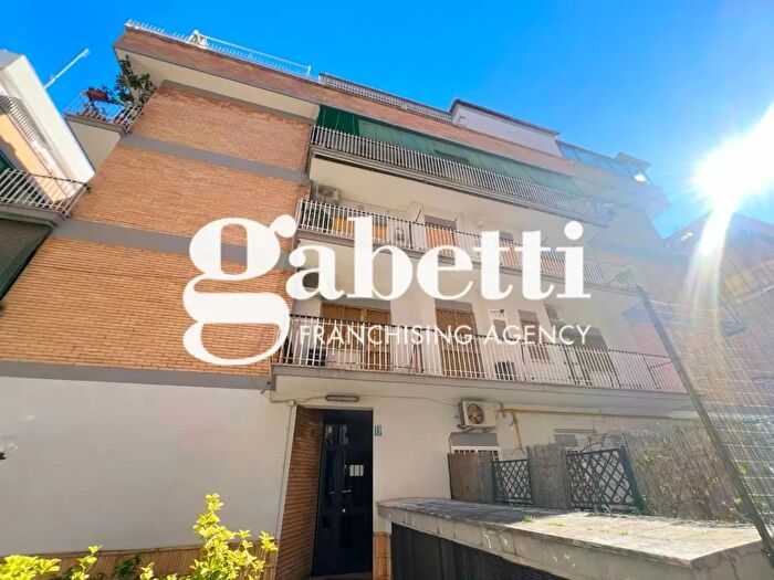 Appartamento trilocale in vendita in Via dei Ginepri, Roma