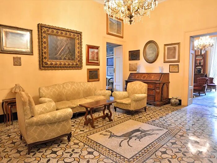 Appartamento con 6 locali in vendita in Largo Nitti Valentini, Bari