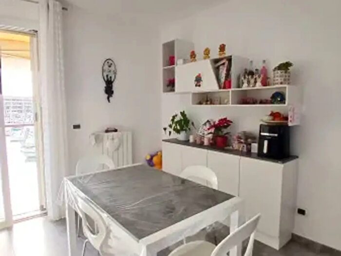 Appartamento trilocale in vendita in Via Luigi Cibrario, Genova