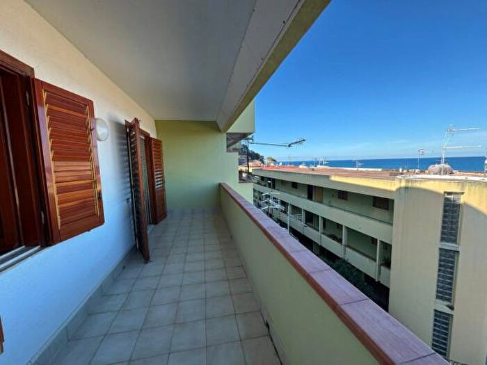 Appartamento trilocale in vendita in Lungomare Acqualadroni, Messina