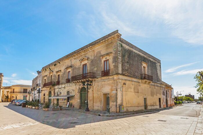 Casa con 12 locali in vendita in Piazza Regina Margherita, Poggiardo