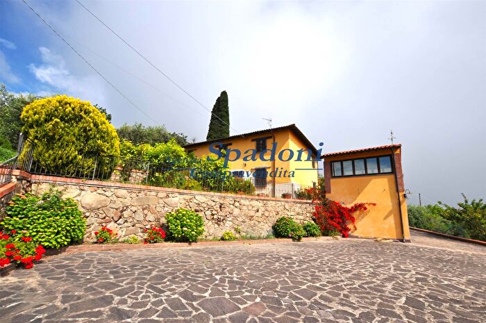 Casa con 9 locali in vendita in Pescia