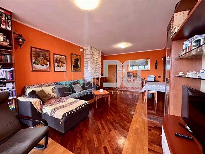 Appartamento trilocale in vendita in Via Monte Sabotino, Limbiate