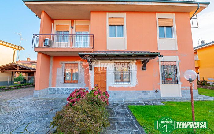 Casa con 6 locali in vendita in Via U Fattorini, Bascape