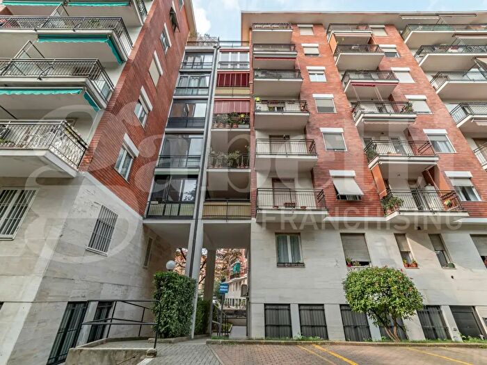 Appartamento trilocale in vendita in Via Palmaria, Milano