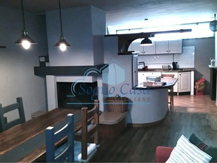 Casa con 7 locali in vendita in Luni
