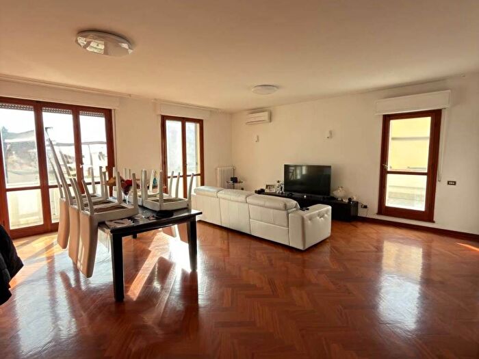 Appartamento con 6 locali in affitto in Sesto Città, Sesto Fiorentino