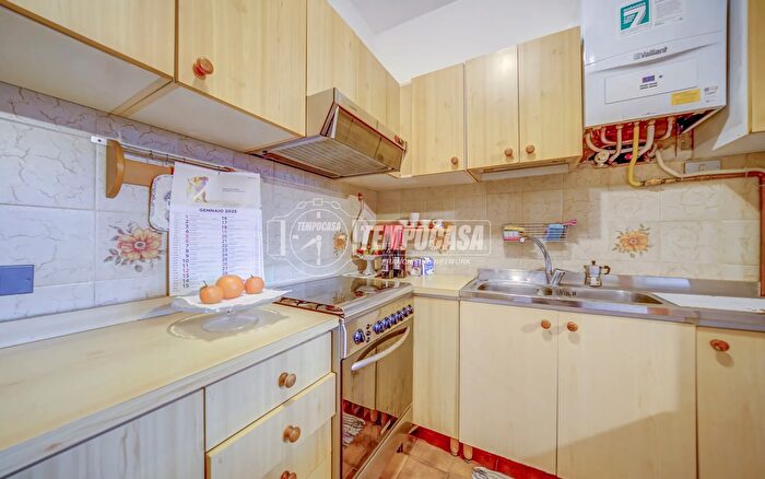 Appartamento bilocale in vendita in Via Don Bosco, Angera