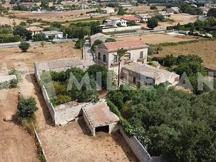 Casa con 10 locali in vendita in Modica
