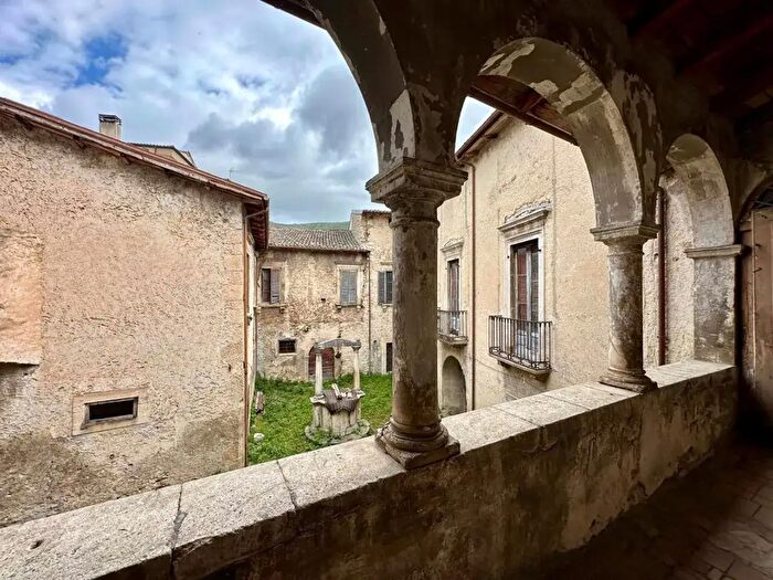 Appartamento con 5 locali in vendita in Piazza San Nicola Snc, Molina Aterno