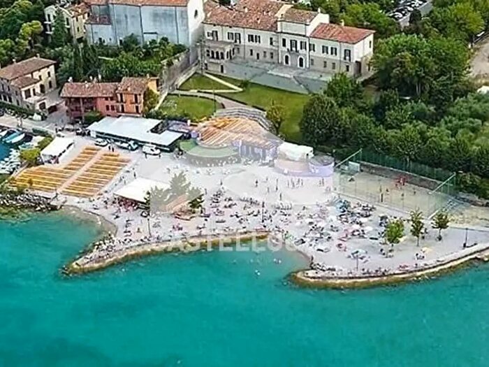 Appartamento trilocale in vendita in Via Giulio Cesare, Desenzano Del Garda