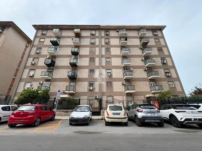 Appartamento trilocale in vendita in Via Bronte, Palermo