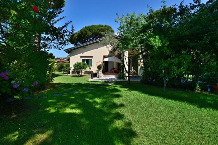 Casa con 6 locali in affitto in Forte Dei Marmi