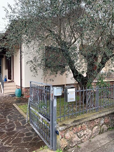 Casa con 8 locali in vendita in Camaiore