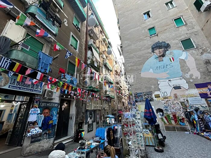 Appartamento con 6 locali in vendita in Napoli