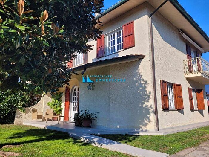 Casa con 5 locali in affitto in Cinquale, Montignoso