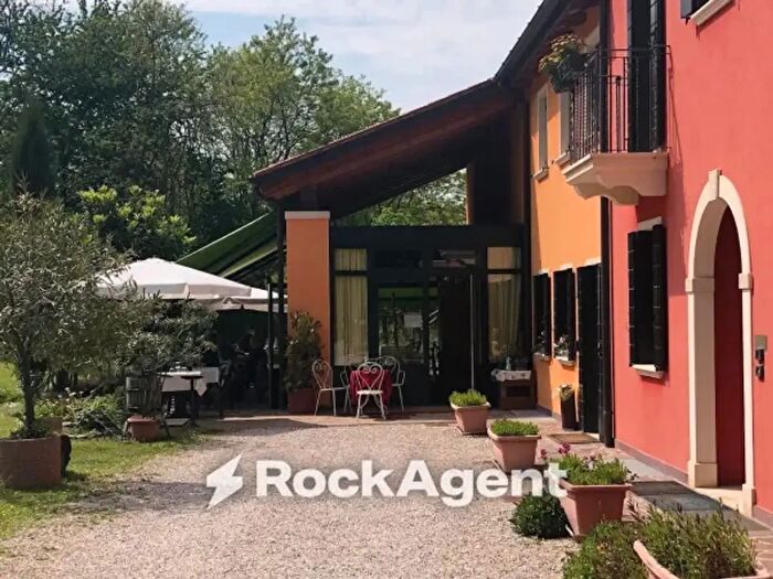 Casa con 6 locali in vendita in Rovolon
