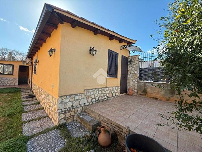 Appartamento quadrilocale in affitto in Via Chimera, Partanna, Palermo