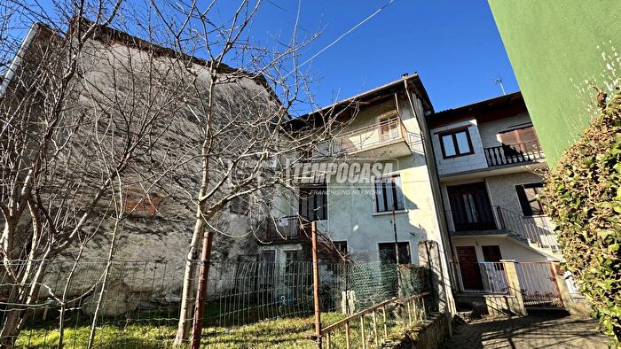 Casa con 6 locali in vendita in Via Martiri della Libertà, Rueglio