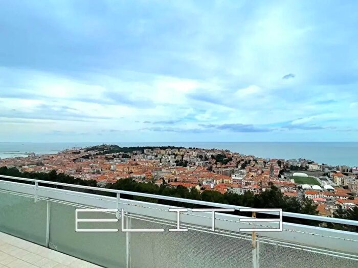 Appartamento con 5 locali in vendita in Via Angelini, Ancona