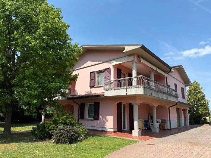 Casa con 6 locali in vendita in Via del Quattro, Forli