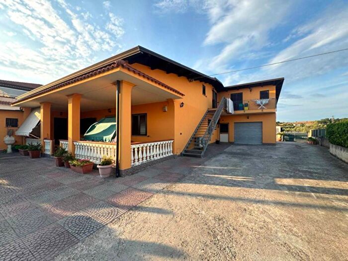 Appartamento trilocale in affitto in Borgia