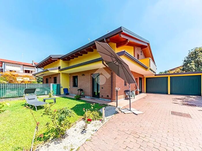 Casa con 6 locali in vendita in Via Alessandro Manzoni, Gerenzano