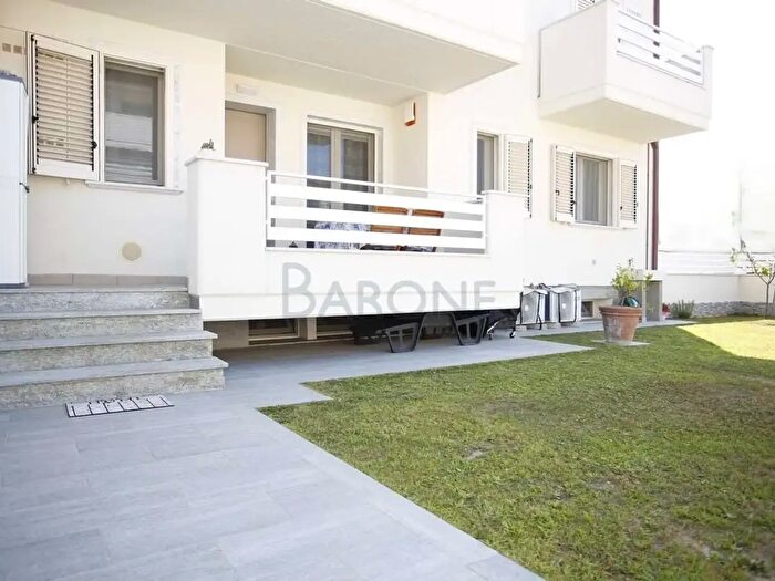 Appartamento quadrilocale in vendita in Viale delle Pinete, Carrara