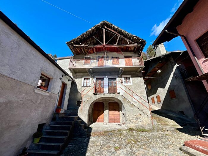 Casa con 6 locali in vendita in Frazione Casa Quirico, Varzo