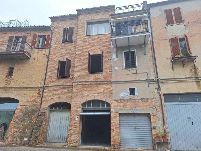 Casa con 8 locali in vendita in Treia