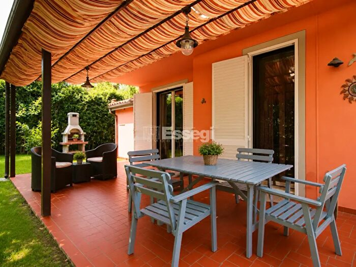 Casa con 10 locali in vendita in Via Pesciatina, Lucca