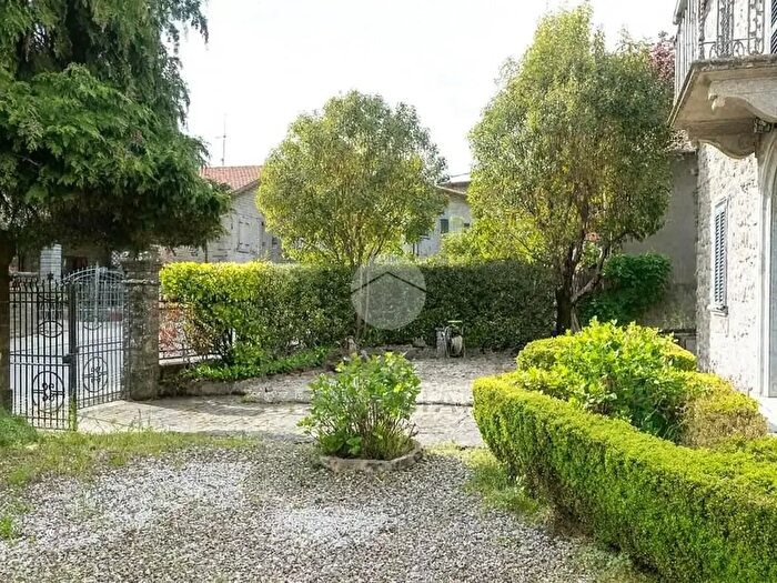 Appartamento con 9 locali in vendita in Casa Indipendente Roma, Chiusi Della Verna