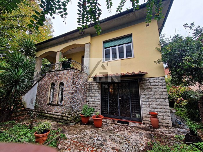 Casa con 10 locali in vendita in Viale Alcide De Gasperi, Lucca