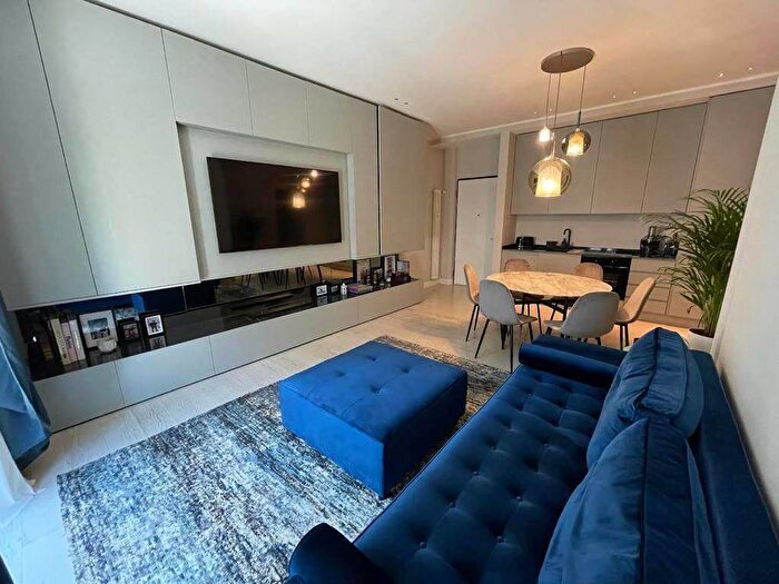 Appartamento bilocale in affitto in Via Broletto, Duomo, Milano