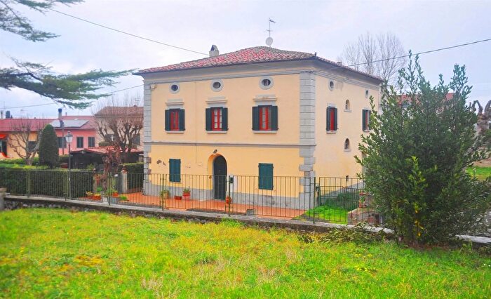 Casa con 10 locali in vendita in Orciano Pisano