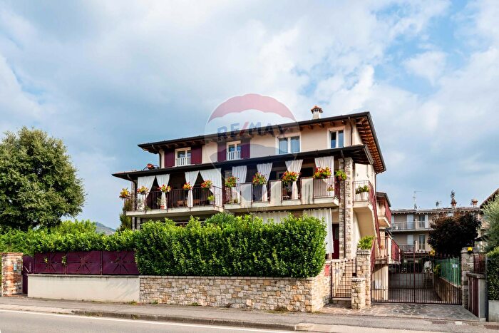 Appartamento con 7 locali in vendita in Via Lunga, Capriolo