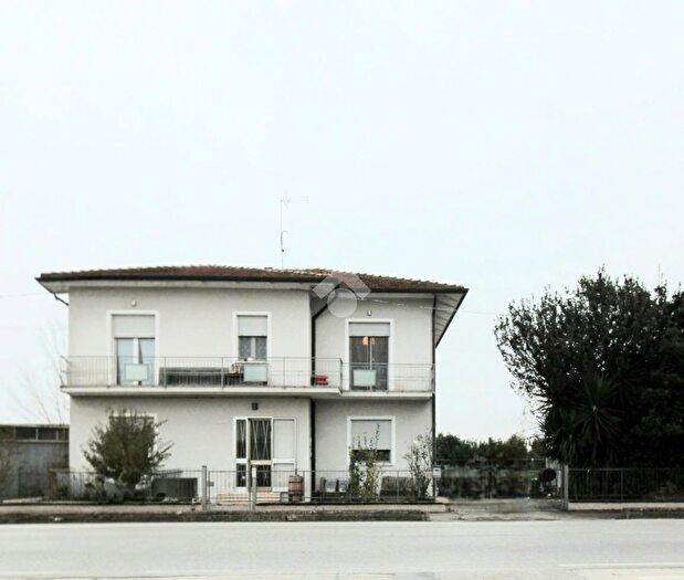 Casa quadrilocale in vendita in Via Cesenatico, Cesena
