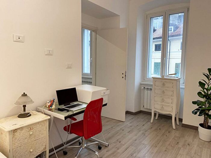 Appartamento con 6 locali in affitto in Largo Santorio Santorio, Largo Barriera Ospedale Maggiore, Trieste