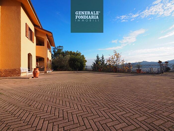 Casa con 6 locali in vendita in Bolano