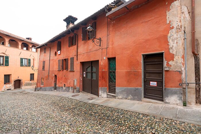 Casa con 8 locali in vendita in Via Valoria Inferiore, Saluzzo