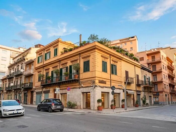 Appartamento con 5 locali in vendita in Via Marchese di Roccaforte, Palermo