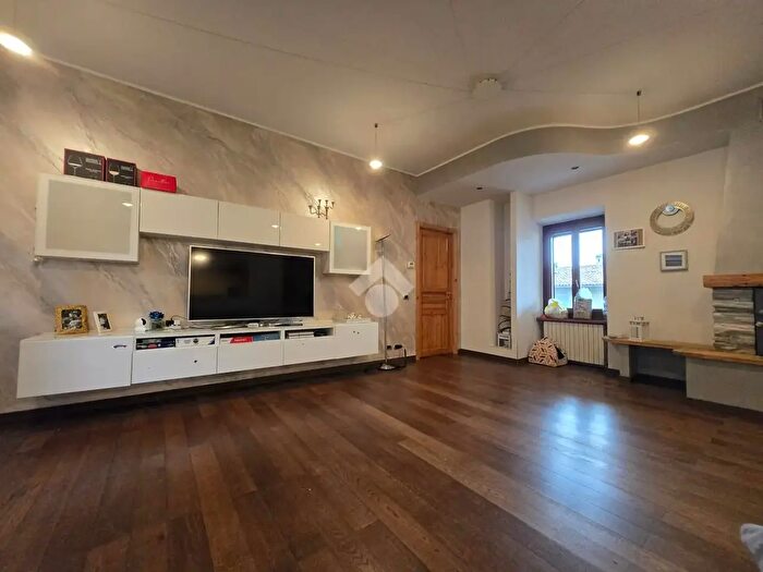 Appartamento trilocale in vendita in Via Novembre, Besana In Brianza