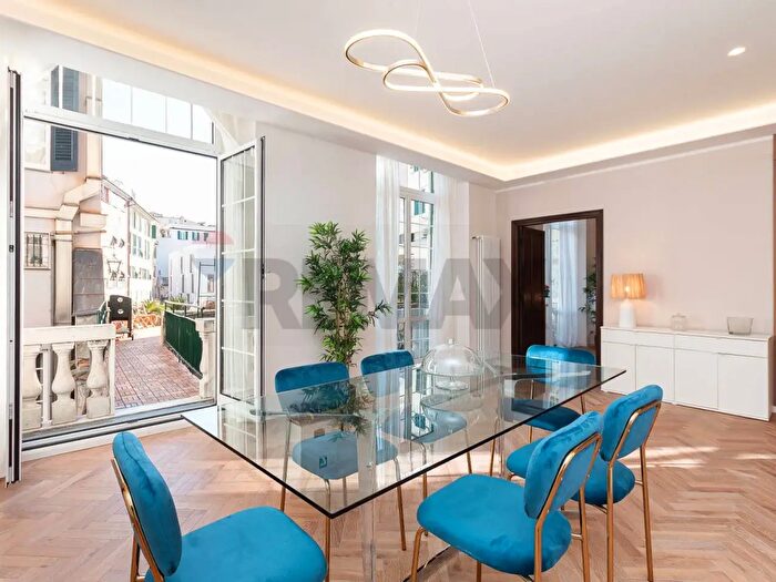 Appartamento con 6 locali in vendita in Salita Pollaiuoli, Genova