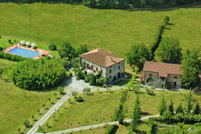 Casa con 16 locali in vendita in Villafranca In Lunigiana